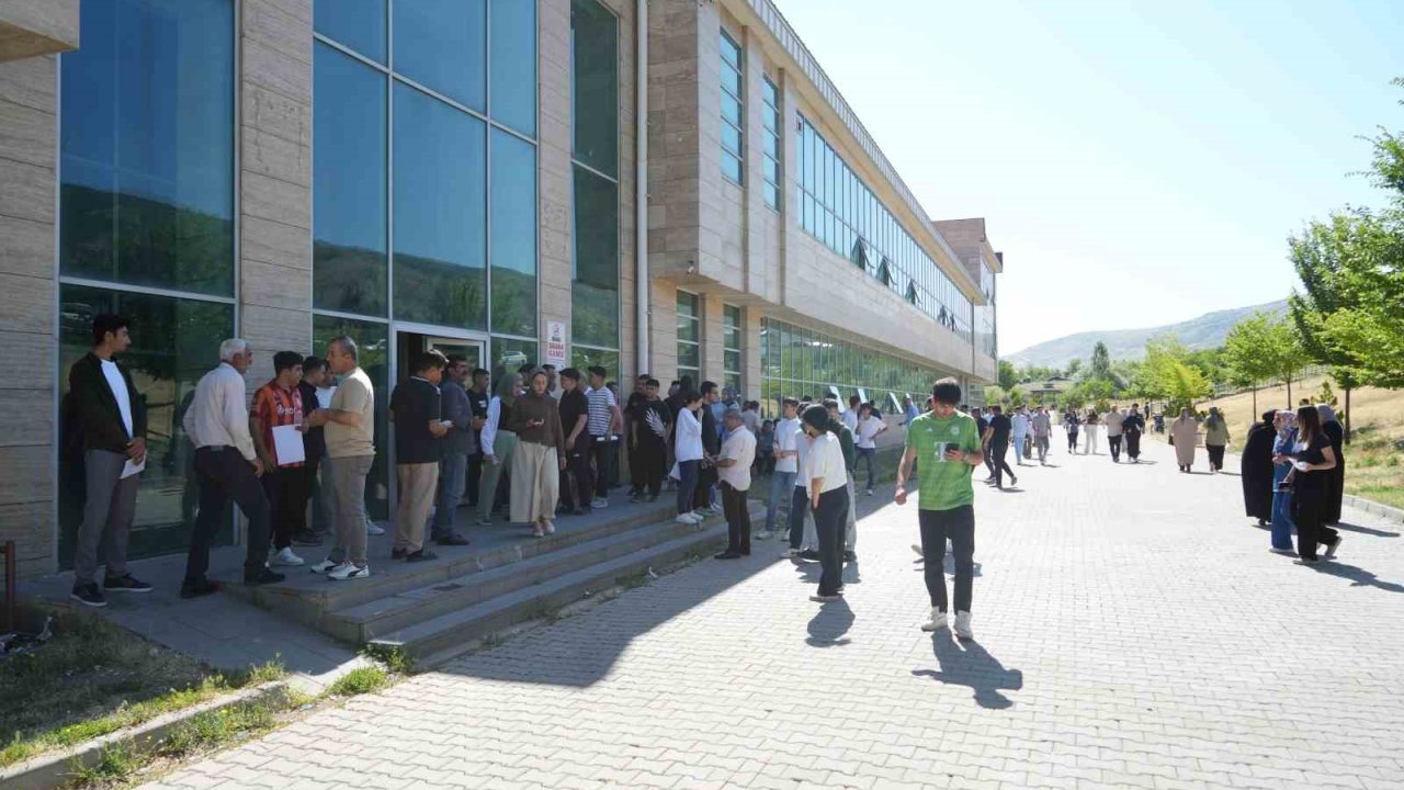 Muş’ta YKS’nin ikinci oturumu AYT başladı