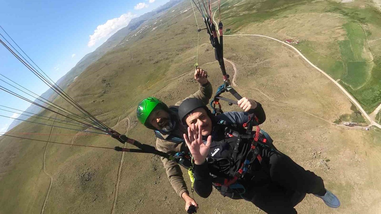 Adrenalin tutkunu Erzurum Valisi Mustafa Çiftçi, bu defa yamaç paraşütüyle zirveden uçtu