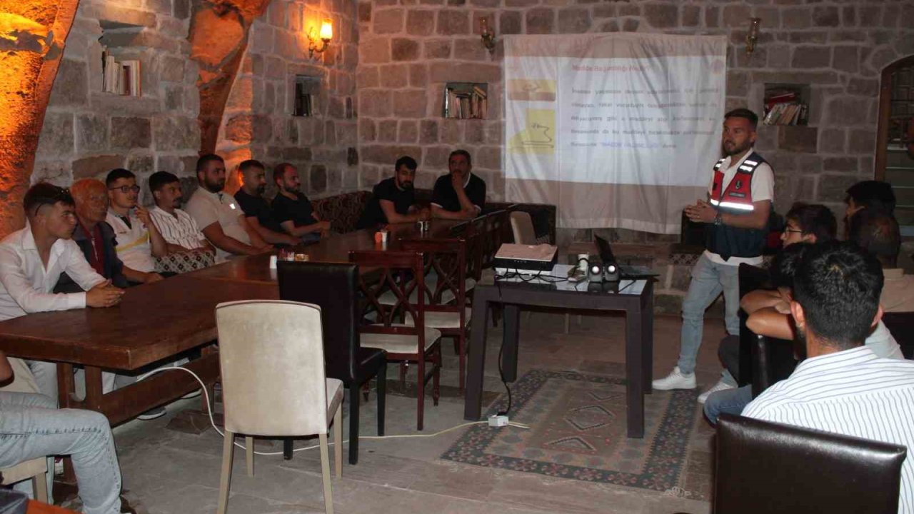 Jandarma Ağırnaslı gençleri uyuşturucuya karşı bilgilendirdi