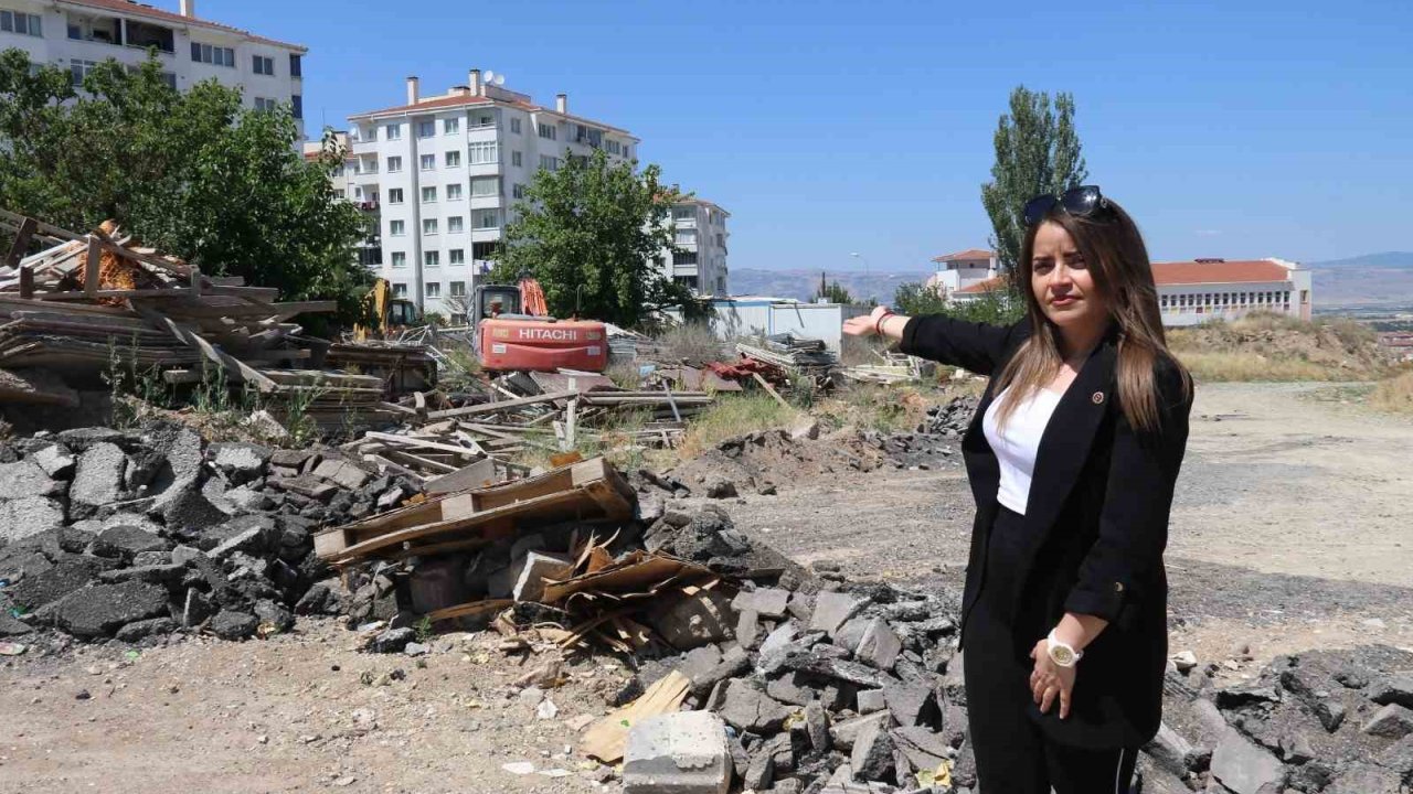 Erenköy mahalle muhtarından kirletilen boş arazi tepkisi