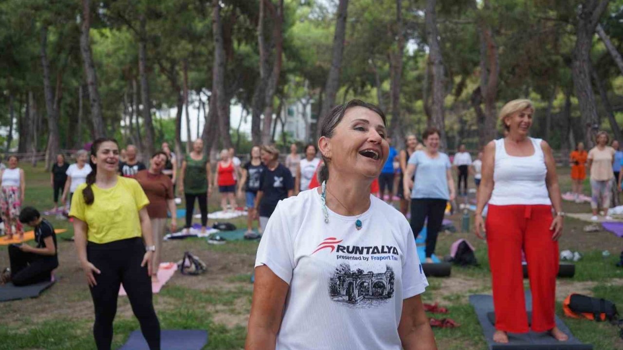 Konyaaltılılar keman dinletisi eşliğinde yoga yaptı