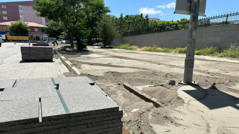 Kağızman'da kaldırım ve yol çalışmaları başladı.