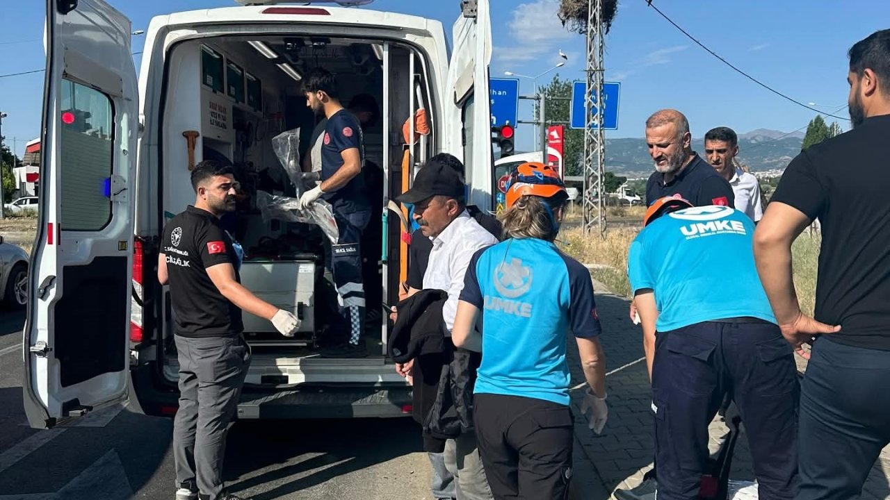 Bingöl’de otomobil elektrik direğine çarptı: 2 yaralı