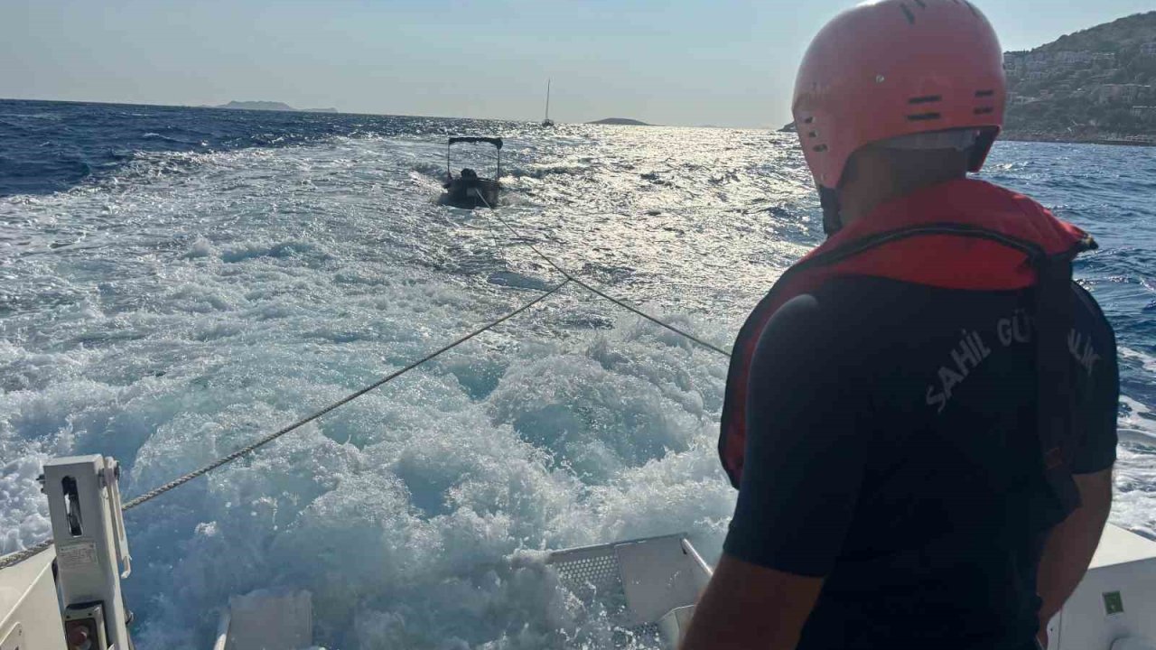 Antalya’da arızalanan teknedeki 2 kişinin imdadına Sahil Güvenlik ekipleri yetişti