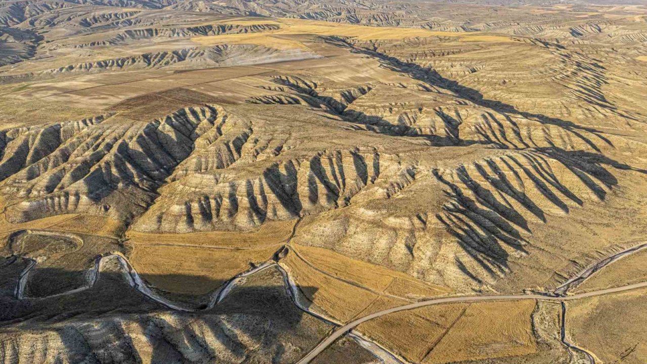 Toprağın renkleriyle şekillenen tepeler, kartpostallık manzara sunuyor