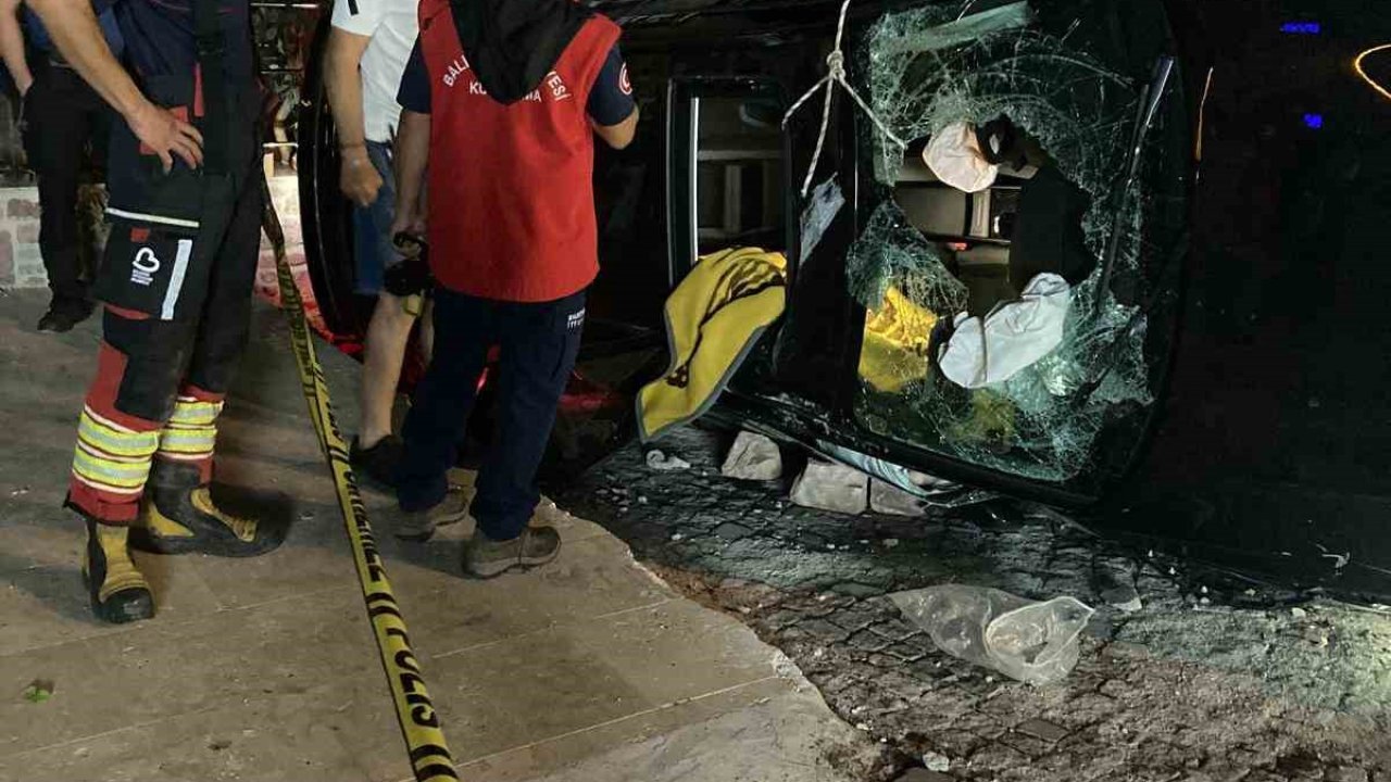 Ayvalık’ta gece yarısı feci kaza: 1 ölü, 1 yaralı