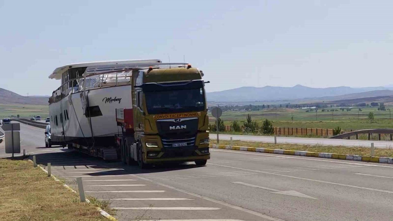 Bozkırda karadan giden yat, görenleri şaşkına çevirdi