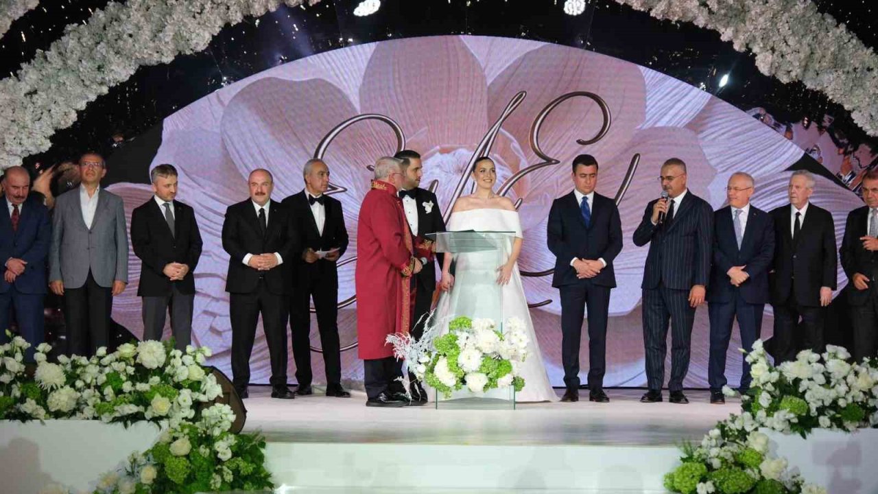 Çorum’daki düğün ünlüler geçidine sahne oldu