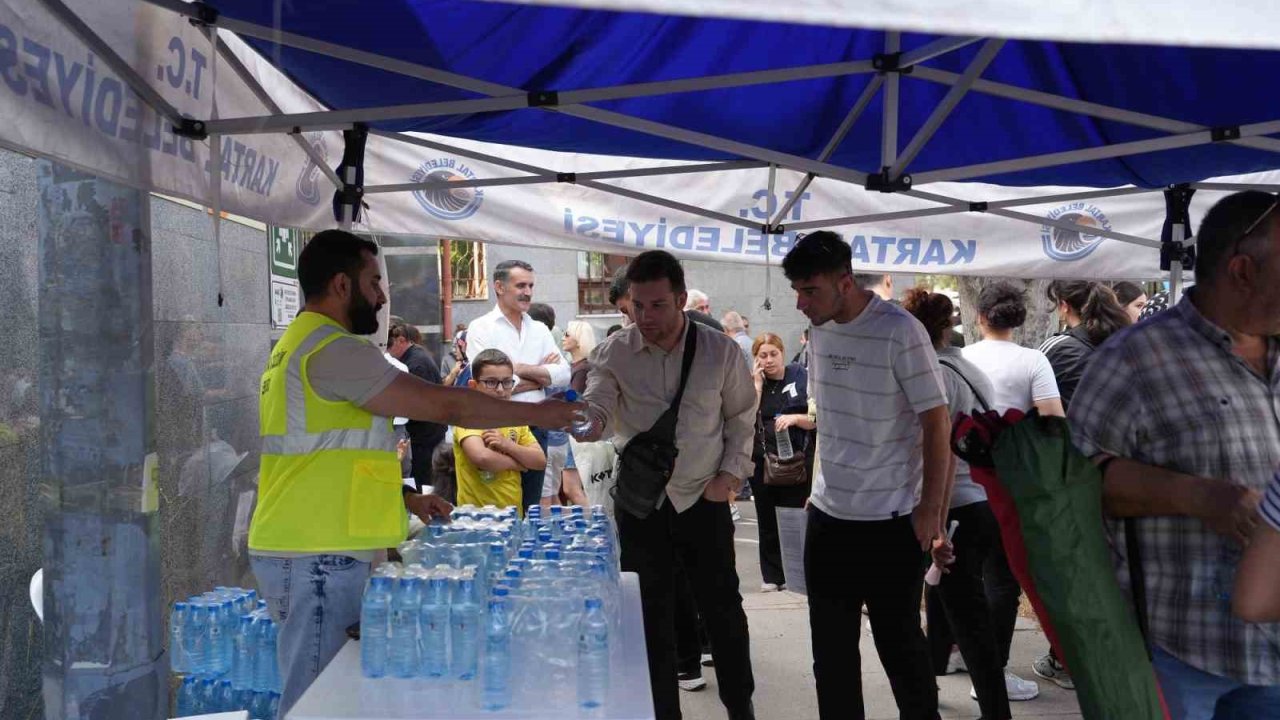 Kartal Belediyesi ekipleri, YKS heyecanında öğrencileri yalnız bırakmadı