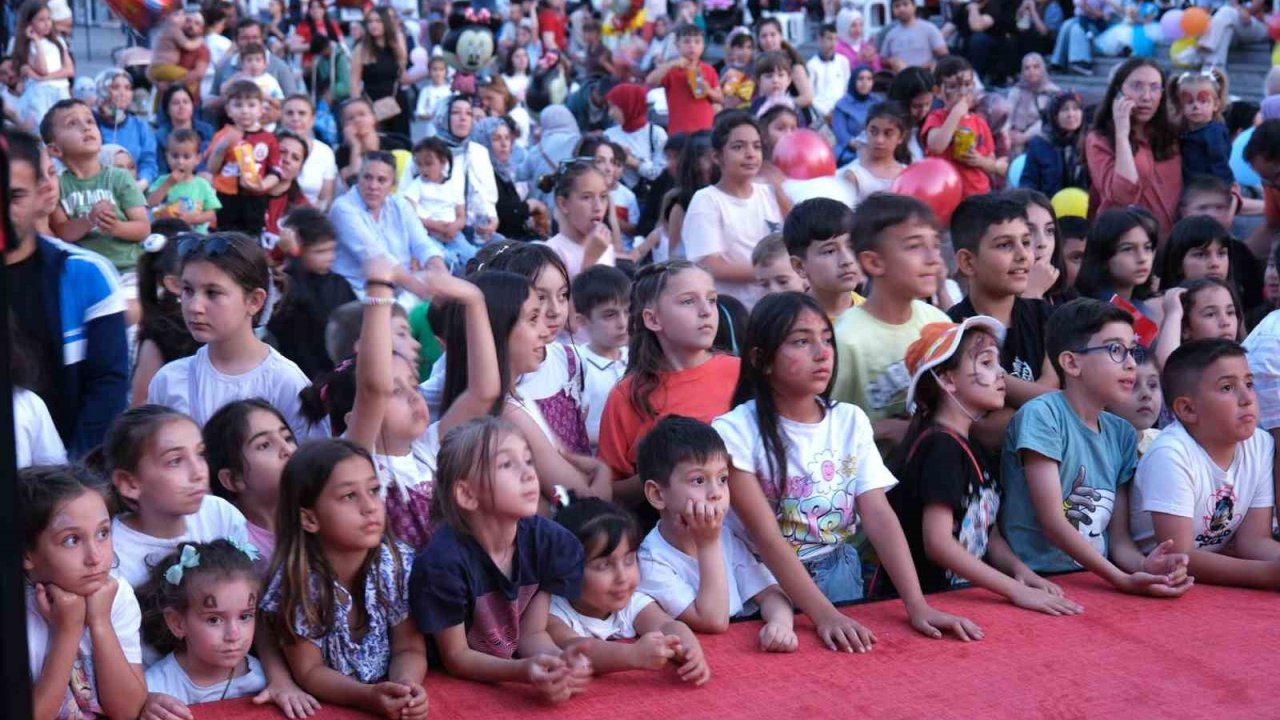 Miniklere festival tadında karne şenliği