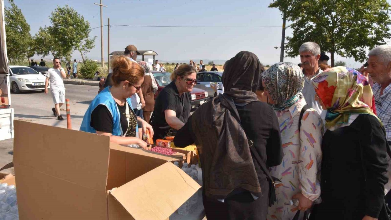 Menemen Belediyesi öğrenci ve velileri yalnız bırakmadı
