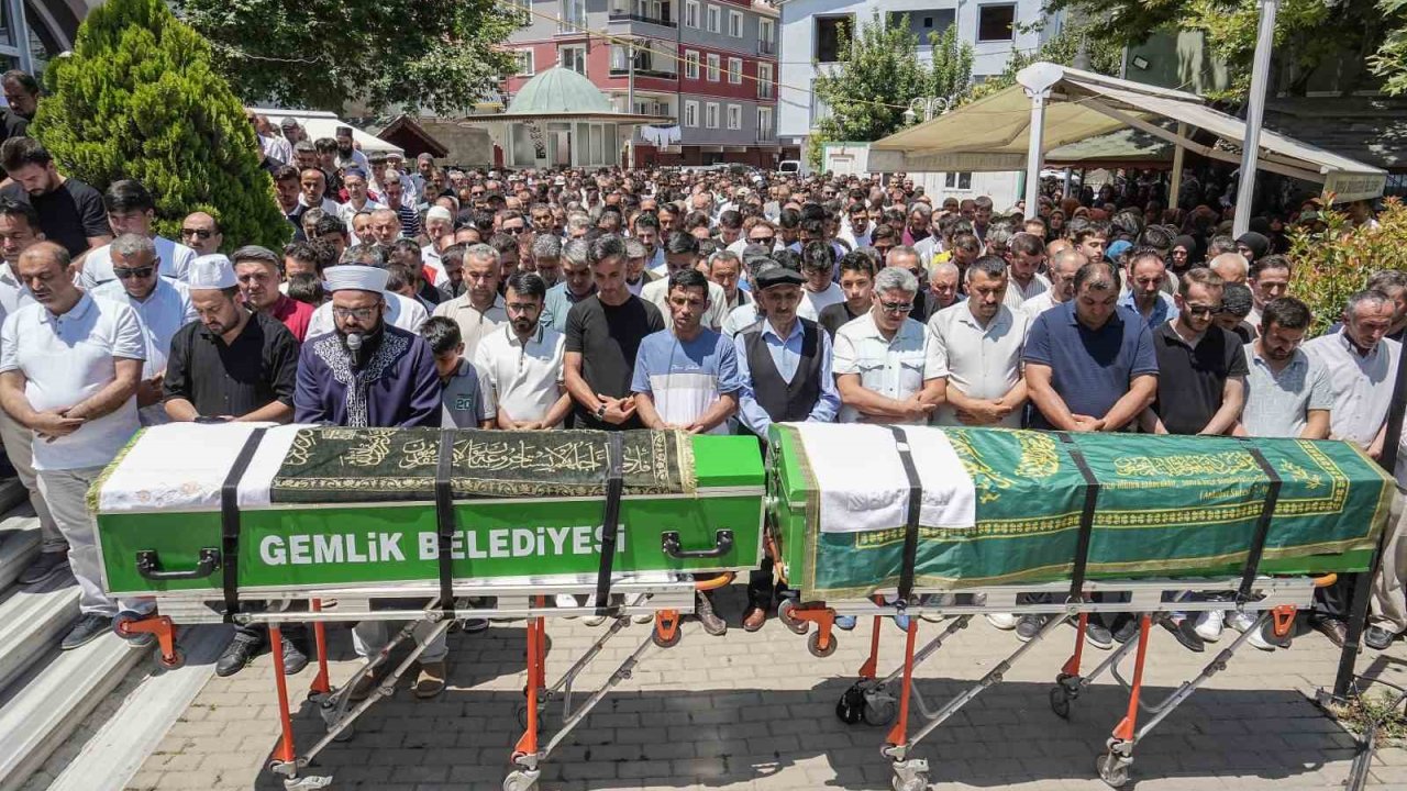 Gölde boğulan iki küçük kuzen yan yana uğurlandı