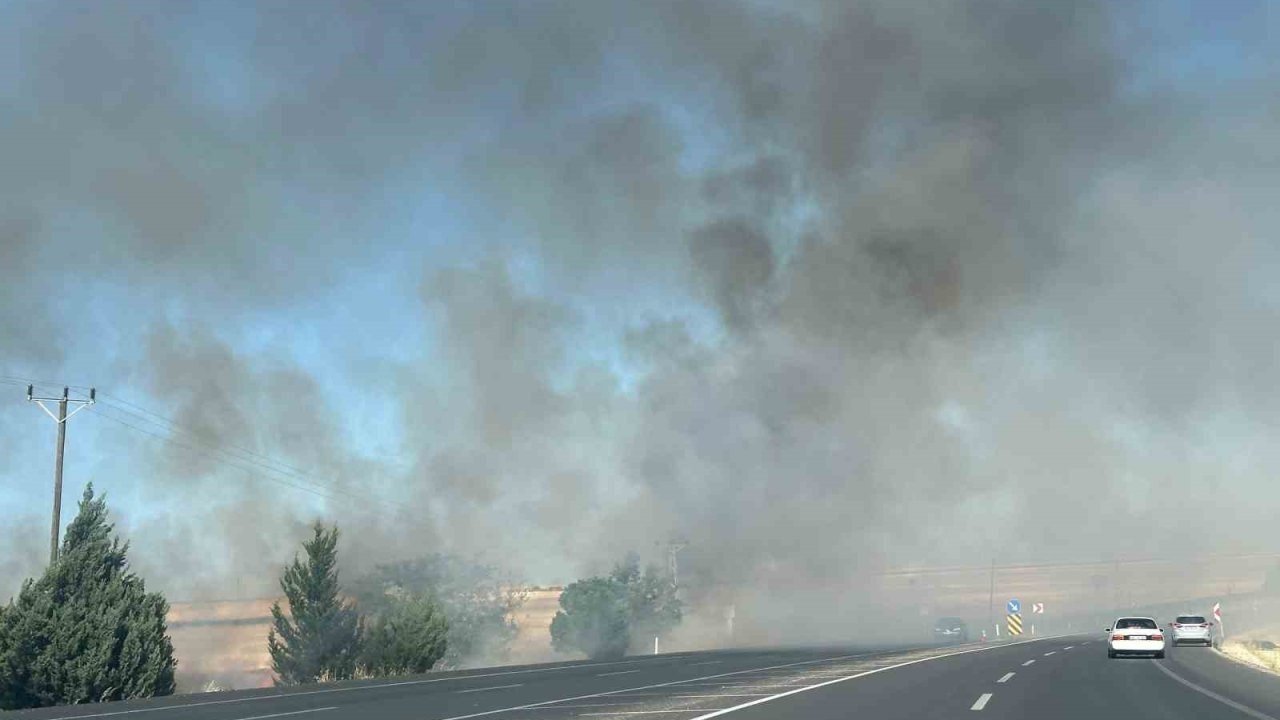 Anız yangını saman balyalarını küle çevirdi