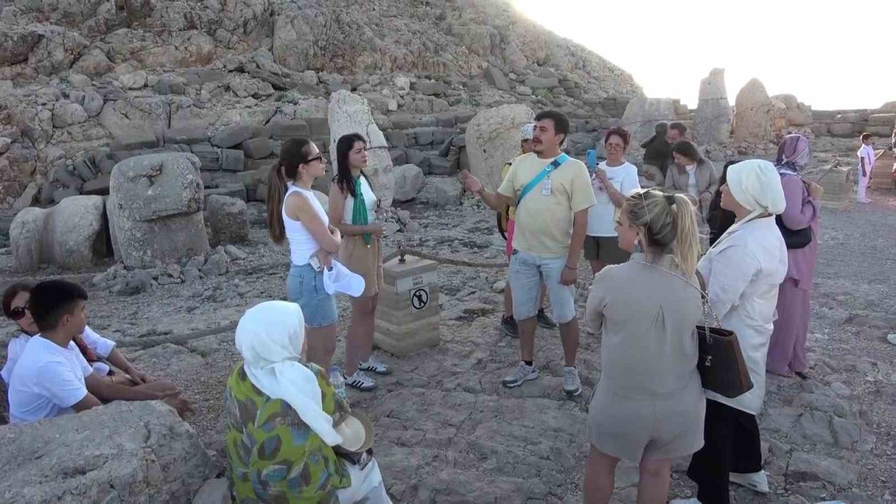 Nemrut Dağı’nda hafta sonu turist yoğunluğu