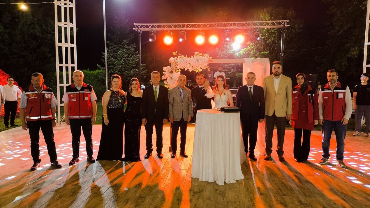Kırklareli Valisi Turan, "Evlenecek Gençlerin Desteklenmesi" projesinden yararlanan çiftin nikah şahidi oldu