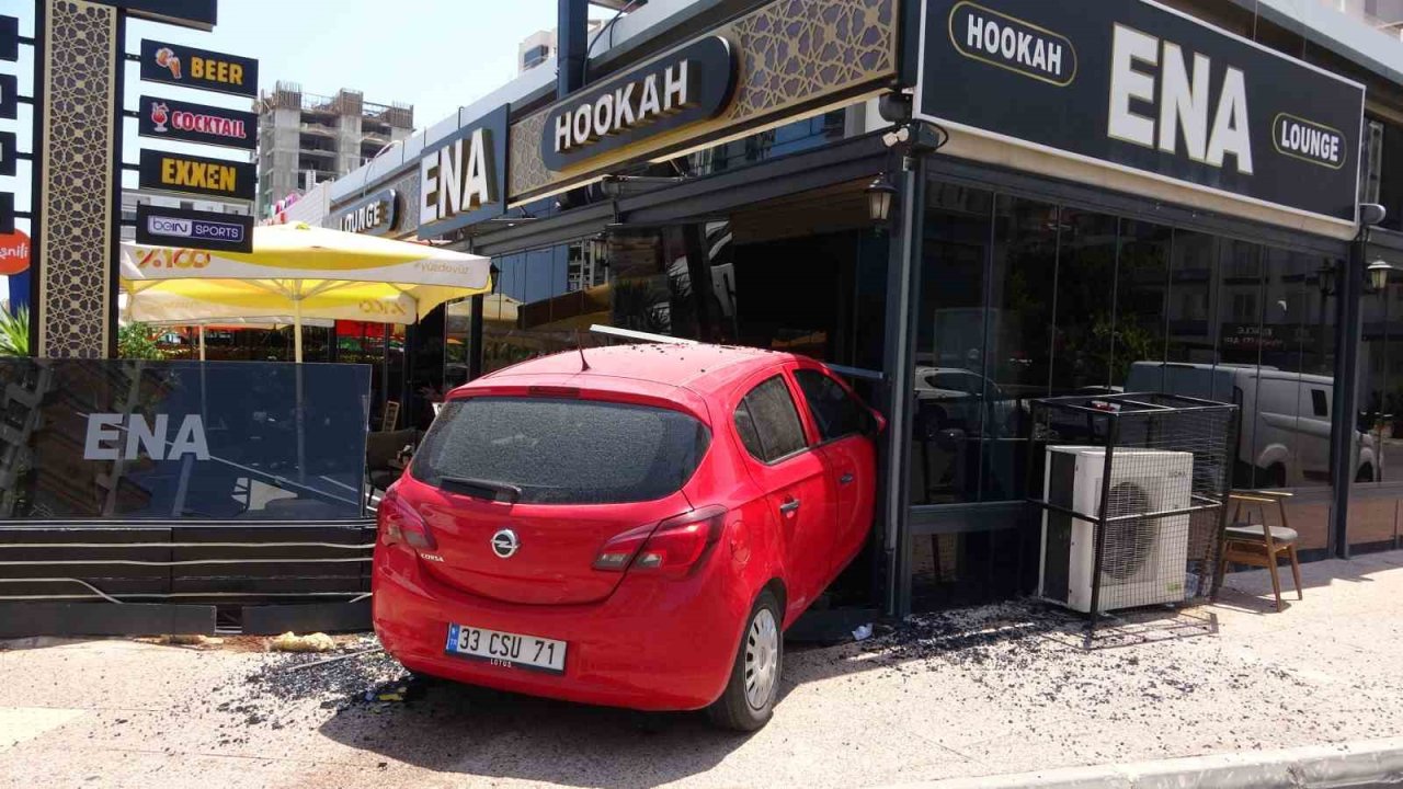 Mersin’de kontrolünü kaybeden kadın sürücü aracıyla kafeye daldı