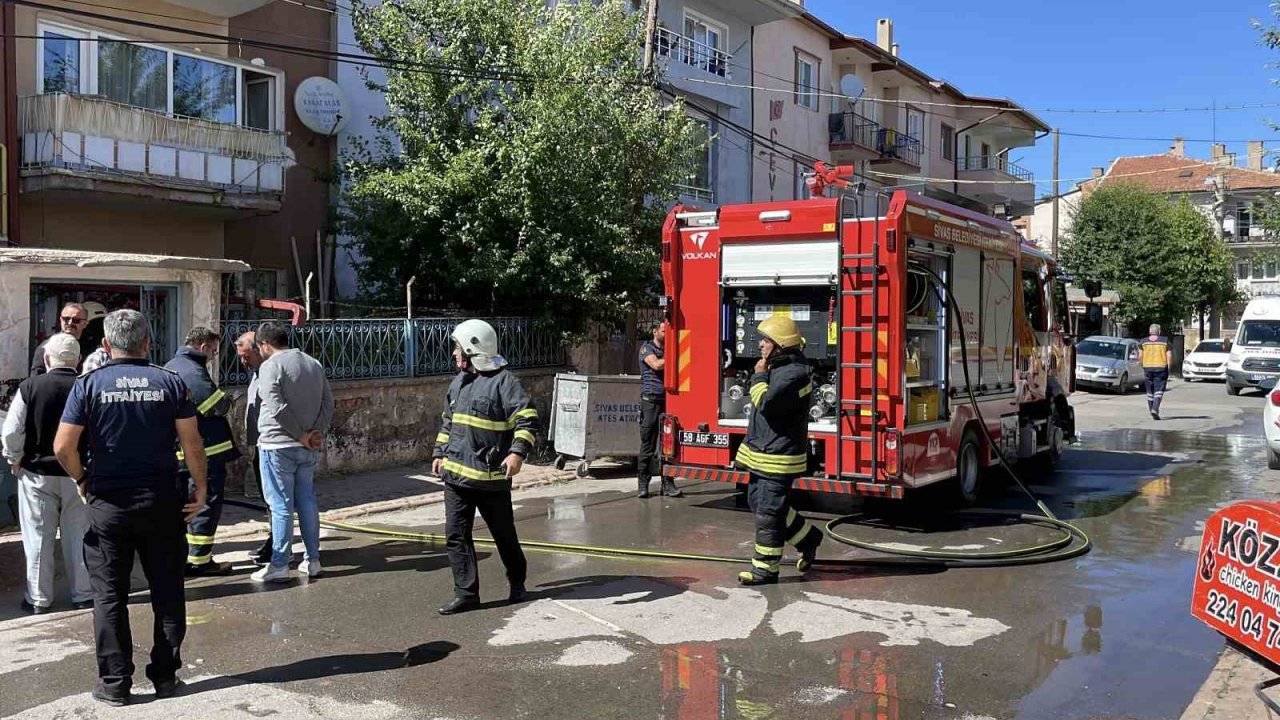 Bodrum katta çıkan yangın paniğe neden oldu, 5 kişi dumandan etkilendi