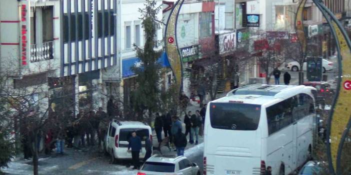 Kars’ta kontrolden çıkan araç ağaca çarparak durabildi