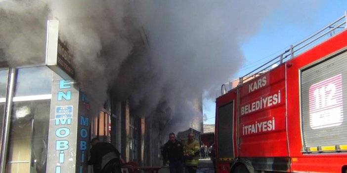 Kars'ta korkutan yangın: Mobilya deposu alevlere teslim oldu
