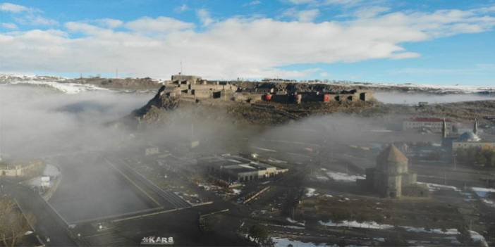 Kars Kalesi sis bulutları arasında kayboldu