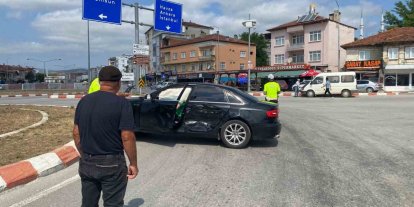 Otomobil ile kamyonet çarpıştı