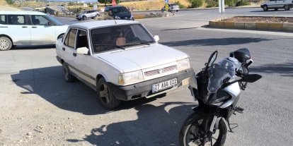 Motosikletle otomobil çarpıştı: 2 yaralı