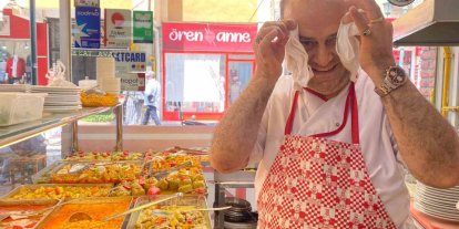 Sıcaktan bunalan aşçı çareyi havluda buldu
