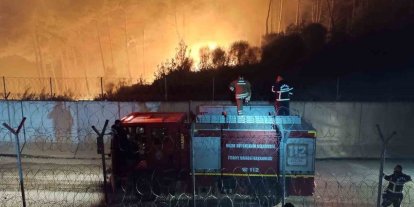 Suriye sınırında alevlerle mücadele gece karanlığında devam ediyor
