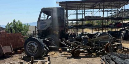 Çorum’da trafo patladı: Oto geri dönüşüm atölyesi ve arı kovanları yandı