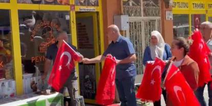AK Parti Kars İl Teşkilatı’ndan 15 Temmuz’a Özel Bayrak Dağıtımı