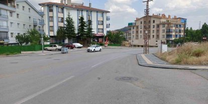 Yaşlı kadın drift atan aracın altında kalmaktan son anda kurtuldu