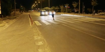 Yarı çıplak alkollü şahıs, karayolunda araçların önüne atladı