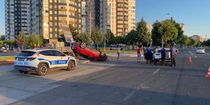 Çarpışan otomobillerden biri takla attı: 2 yaralı