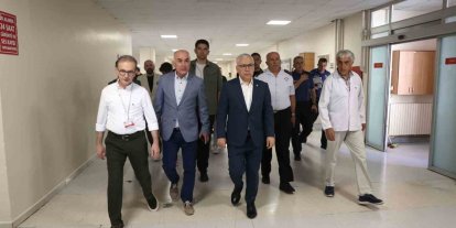 Vali Şimşek, minibüs kazasında yaralananları hastanede ziyaret etti