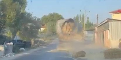 Saman yüklü kamyonun tehlikeli yolculuğu kamerada