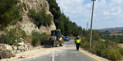 Gördes’te toprak kayması sonucu trafiğe kapatılan yol ulaşıma açıldı