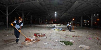 Akdeniz’de pazar yerleri yıkanıyor, çöp konteynerleri dezenfekte ediliyor