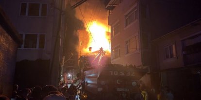 Dursunbey’de korkutan ev yangını