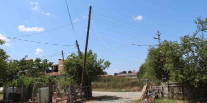 Yıkılmak üzere olan elektrik direği mahalleliyi korkutuyor