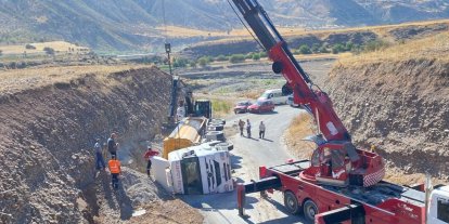 Hafriyat yüklü kamyon devrildi: 1 yaralı