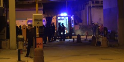 İzinsiz tezgah tartışması kanlı bitti: 2 zabıta memuru yaralandı