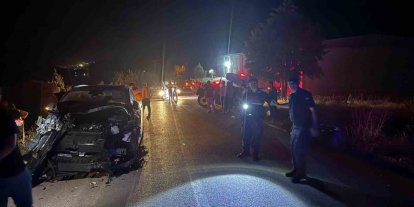 Tali yoldan çıkan traktörle çarpışan araç hurdaya döndü: 6 yaralı