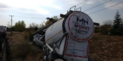 Elazığ’da tır elektrik direğine çarptı: 1 yaralı