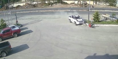 Artvin’de akaryakıt istasyonu çalışanına kamyonet çarptı