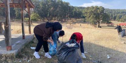 Sarıkamış’ta öğrenciler poşet poşet çöp topladı