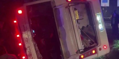 Otomobil ile çarpışan işçi servisi devrildi: 8 yaralı