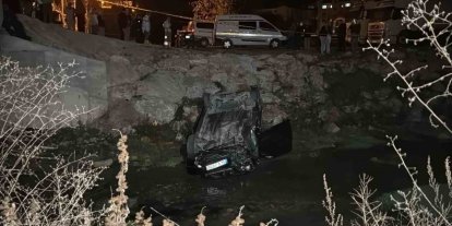 Kontrolden çıkan otomobil dereye uçtu: 1 ölü, 1 yaralı