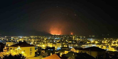 Yüksekova’da kuş cenneti olan Nehil Sazlığı yanıyor: Yangın tüm ilçeden görüldü