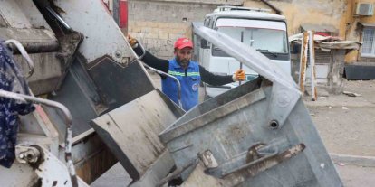 Akdeniz’de çöp konteynerleri yıkanıp dezenfekte ediliyor