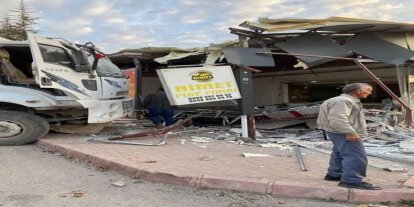 Elazığ’da freni patlayan kamyon fırına daldı